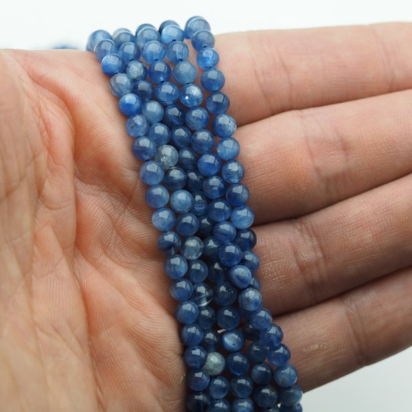 Kyanit polerowany kulka 4,7 mm (sznur) wysoka jakość