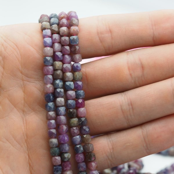 Mix kamieni Szafir, Szmaragd i Rubin - fasetowane kostki 4,5 mm (sznur)