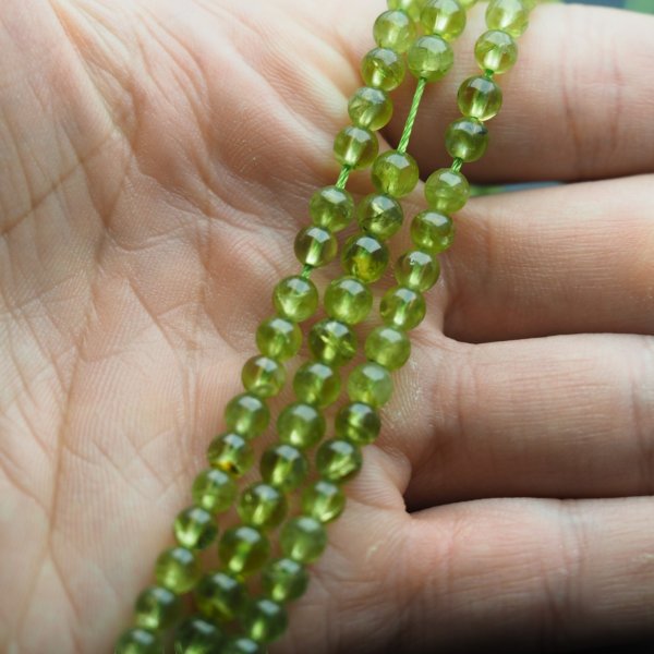 Oliwin (Peridot) kulki polerowane 5-5,5 mm (sznur) 