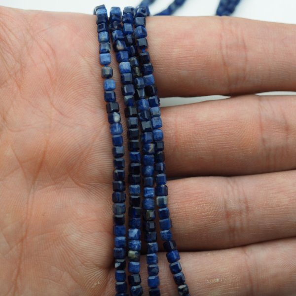 Sodalit Fasetowany kostki 3 mm (sznur) 