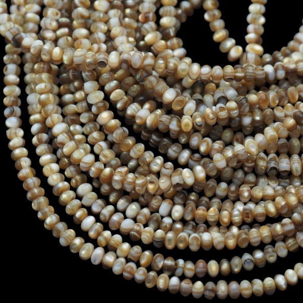Muszla beżowa naturalna oponki 4x3 mm – sznur 39,5 cm