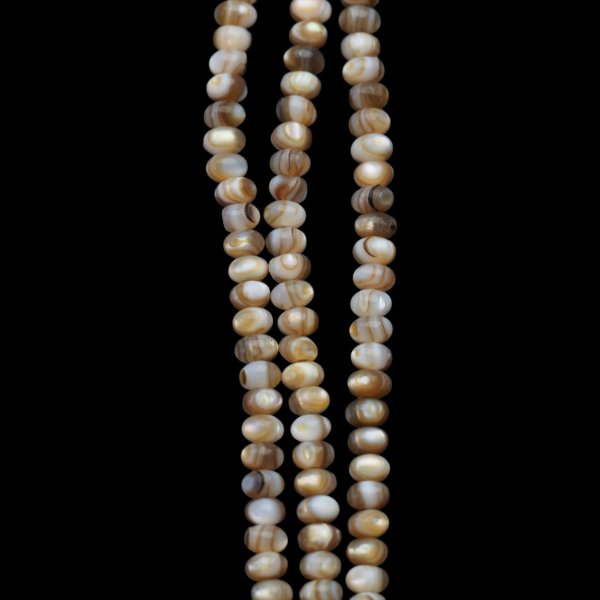 Muszla beżowa naturalna oponki 4x3 mm – sznur 39,5 cm