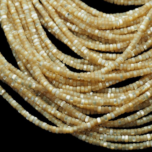 Muszla beżowa naturalna walce 4x2 mm – sznur 39,5 cm