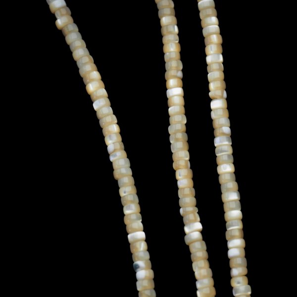 Muszla beżowa naturalna walce 4x2 mm – sznur 39,5 cm