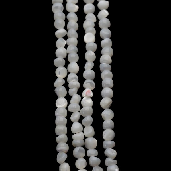 Muszla biała - polerowane kamyki 4 mm (sznur)
