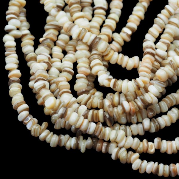 Muszla brązowa naturalna nieregularna sieczka 8x4 mm – sznur 38 cm