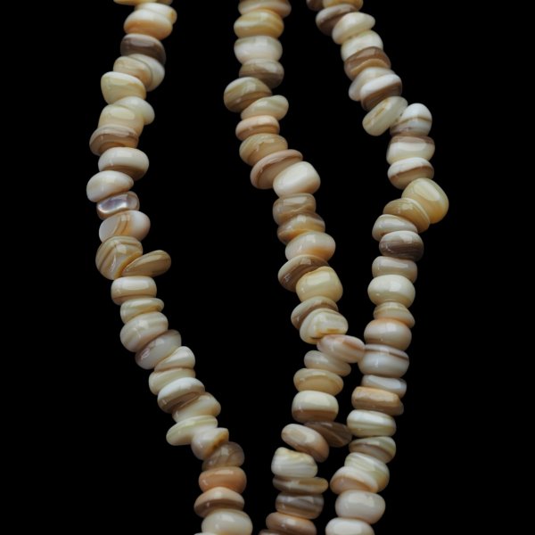 Muszla brązowa naturalna nieregularna sieczka 8x4 mm – sznur 38 cm