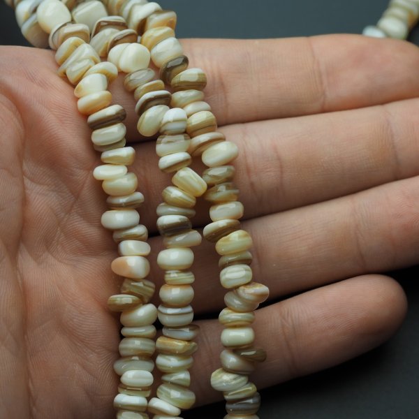Muszla brązowa naturalna nieregularna sieczka 8x4 mm – sznur 38 cm