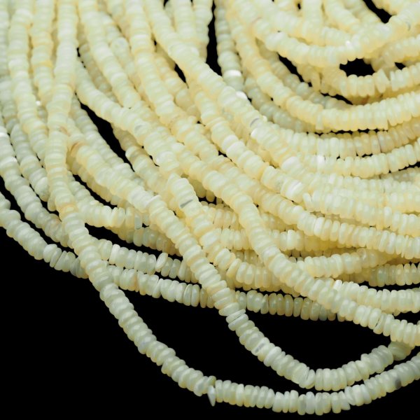 Muszla ecru naturalna dyski 6x1-2 mm – sznur 38 cm