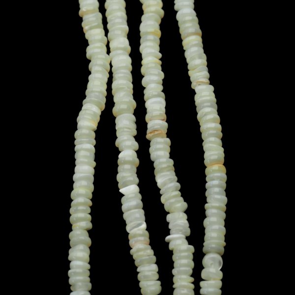 Muszla ecru naturalna dyski 6x1-2 mm – sznur 38 cm