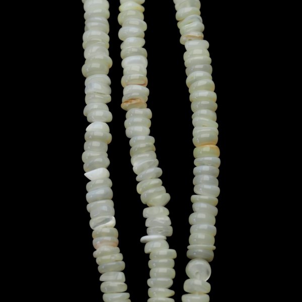 Muszla ecru naturalna dyski 6x1-2 mm – sznur 38 cm