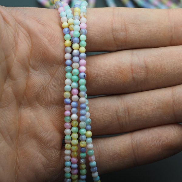 Muszla kolorowa - polerowane kulki 3 mm (sznur)