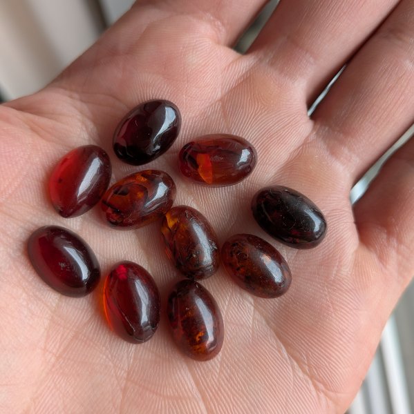 Bursztyn koniakowy ciemny kaboszony owalne 14x10 mm – pakiet 10 szt.