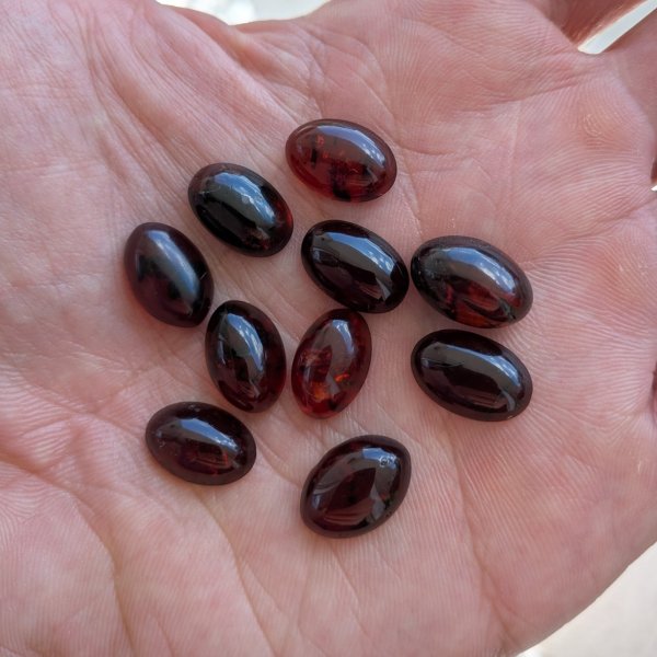 Bursztyn koniakowy ciemny kaboszony owalne 15x10 mm – pakiet 10 szt.