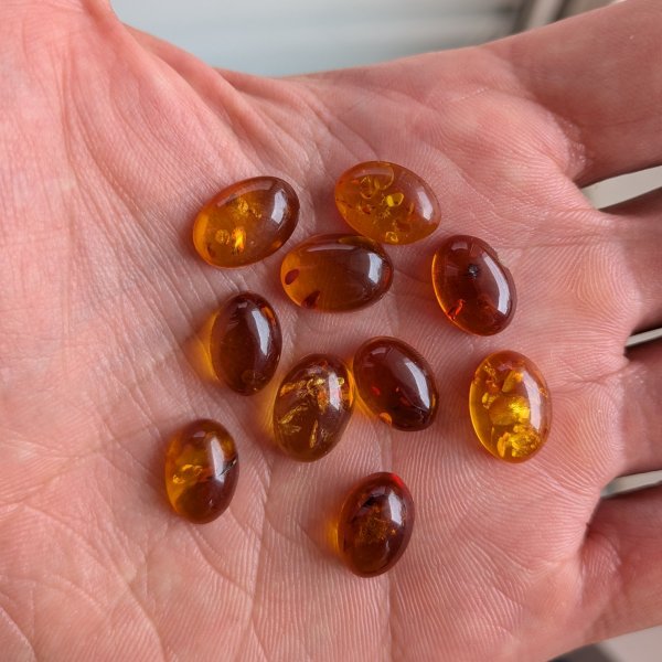 Bursztyn koniakowy jasny kaboszony owalne 13x9 mm – pakiet 10 szt.