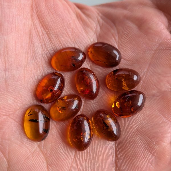 Bursztyn koniakowy kaboszony owalne 15x10 mm – pakiet 10 szt.