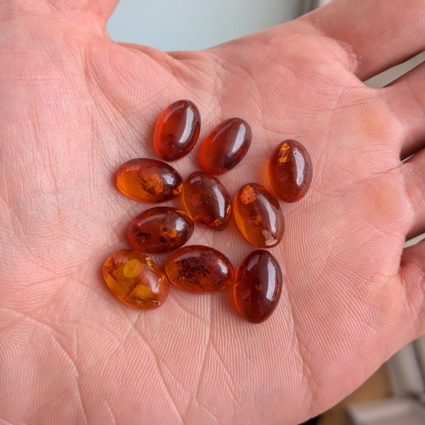 Bursztyn koniakowy kaboszony owalne 15x10 mm – pakiet 10 szt.
