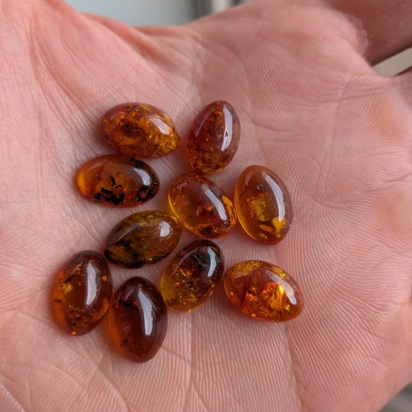 Bursztyn koniakowy kaboszony owalne 15x10 mm – pakiet 10 szt.