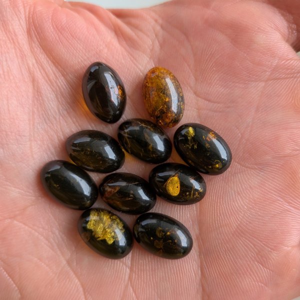 Bursztyn zielony kaboszony owalne 14x10 mm – pakiet 10 szt.