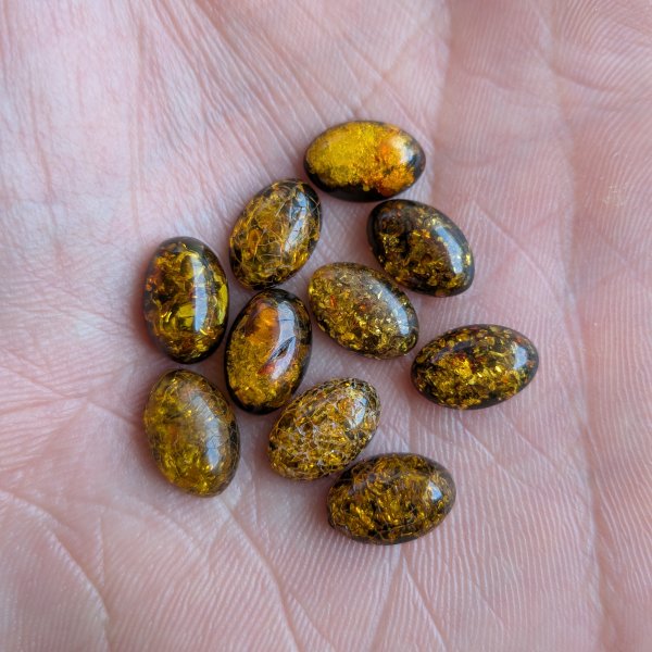 Bursztyn zielony kaboszony owalne 12x8 mm – pakiet 10 szt.