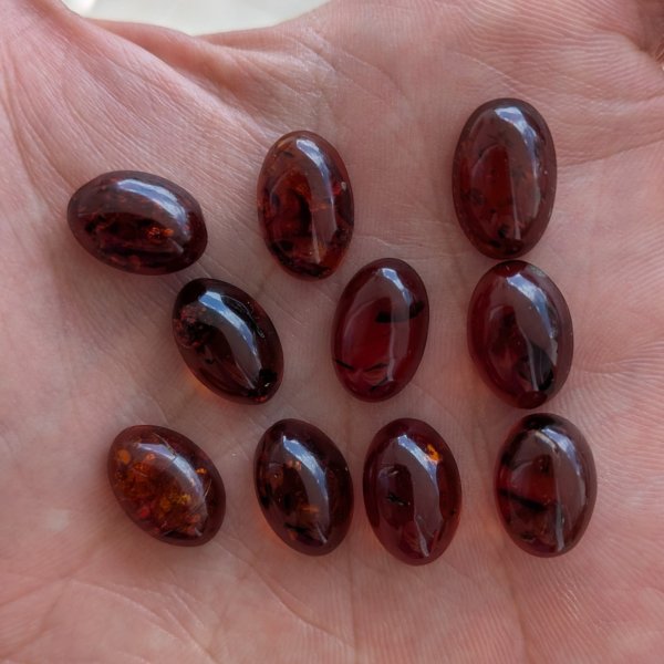 Bursztyn koniakowy kaboszony owalne 14x10 mm – pakiet 10 szt.