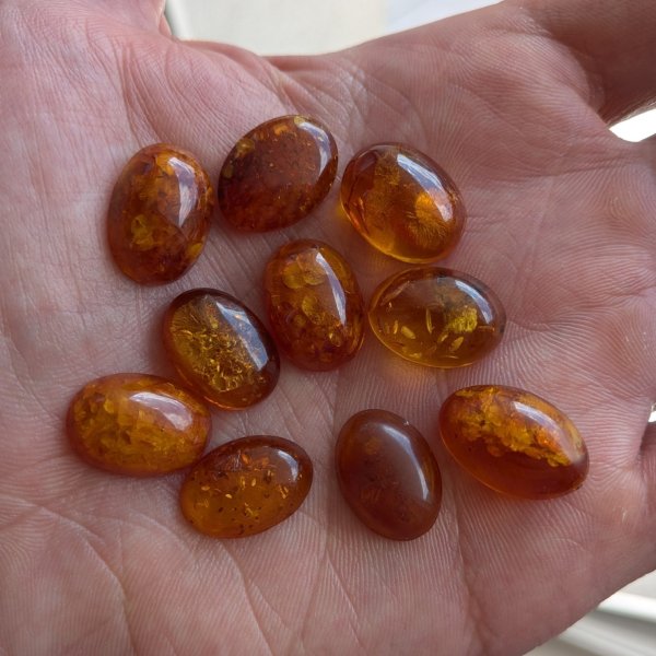 Bursztyn koniakowy kaboszony owalne 18x13 mm – pakiet 10 szt.