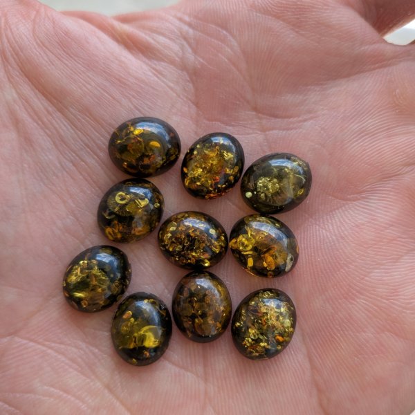 Bursztyn zielony kaboszony owalne 12x10 mm – pakiet 10 szt.