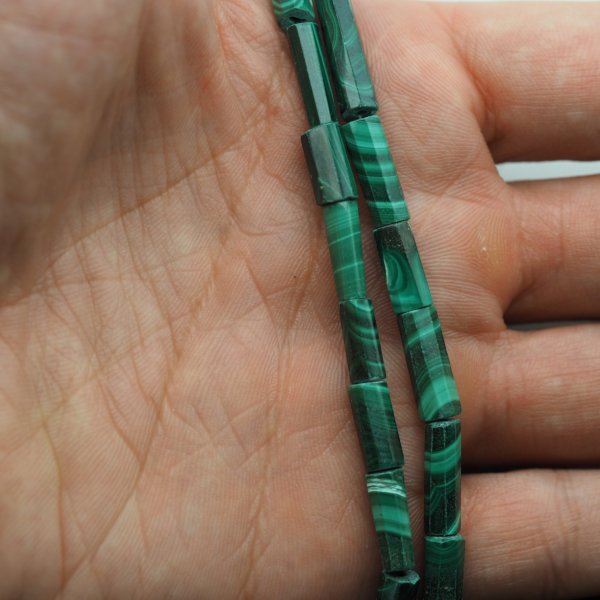 Malachit wielościany 4-5x10-15 mm (sznur 23,5 cm)