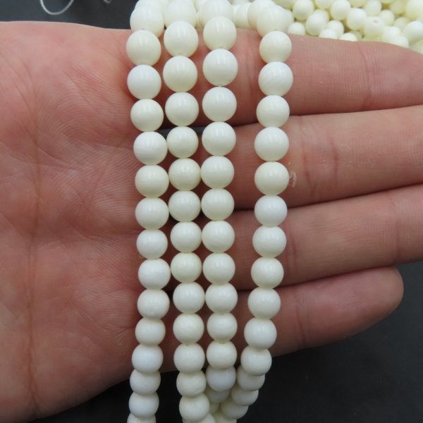 Koral biały kulki 7 mm – sznur ok. 38 cm