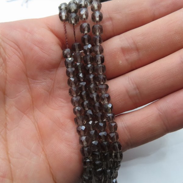 Kwarc dymny fasetowana kostka 5 mm (sznur)