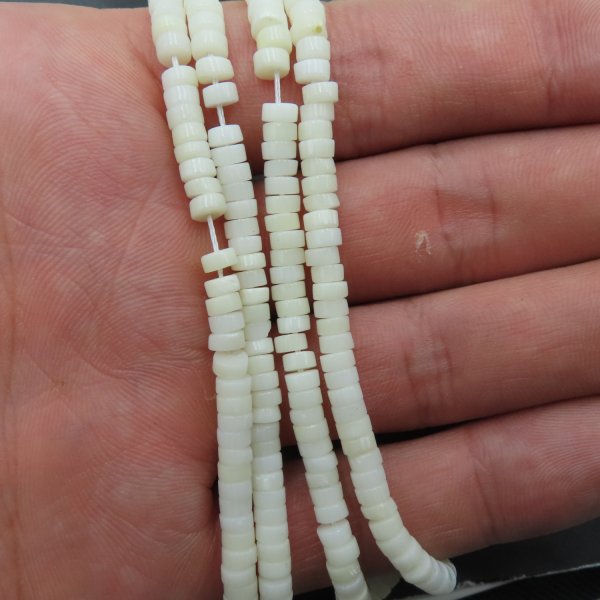 Koral biały walce 4x2 mm (sznur)