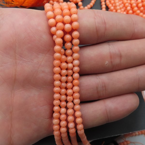 Koral pomarańczowy polerowane kulki 4 mm (sznur)