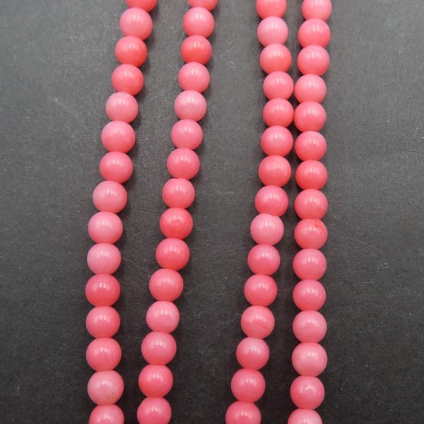 Koral różowy kulki 4 mm (sznur)