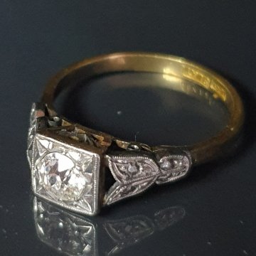 Antyczny pierścionek - złoto i platyna z brylantem (początek XX wieku)