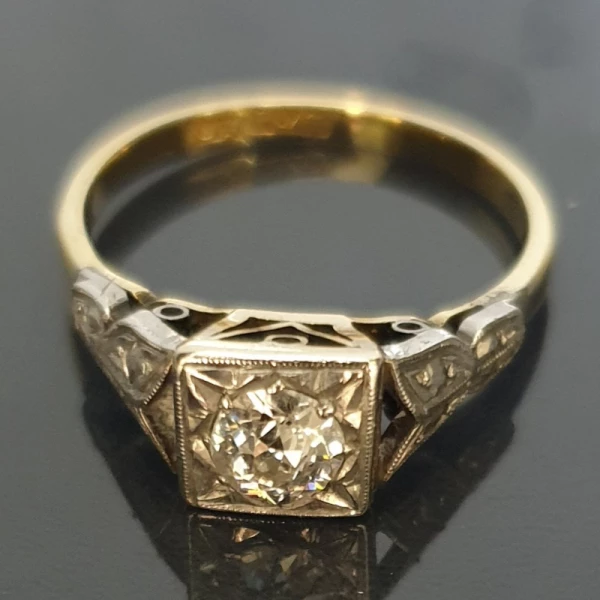 Antyczny pierścionek - złoto i platyna z brylantem (początek XX wieku)