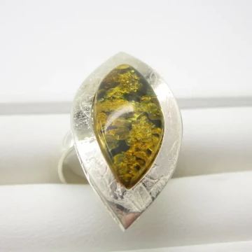 Bursztyn zielony w srebrze satynowanym - pierścionek markiza