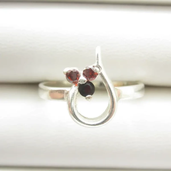 Granat w srebrze - pierścionek kwiatek