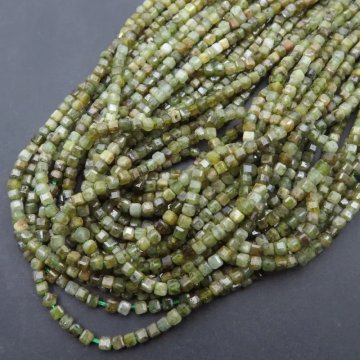 Granat Zielony fasetowany kostka 2,5 mm (sznur)