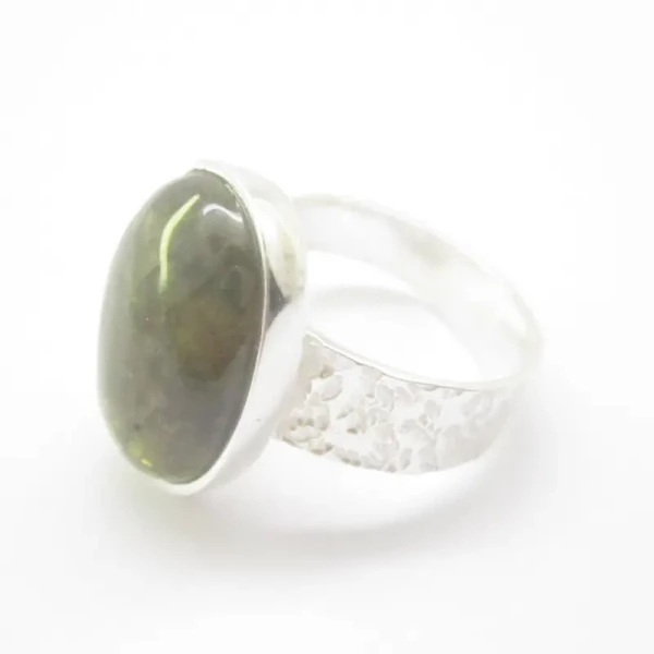 Granat Zielony w srebrze młotkowanym - pierścionek (Rozmiar Jubilerski 18) z regulacją