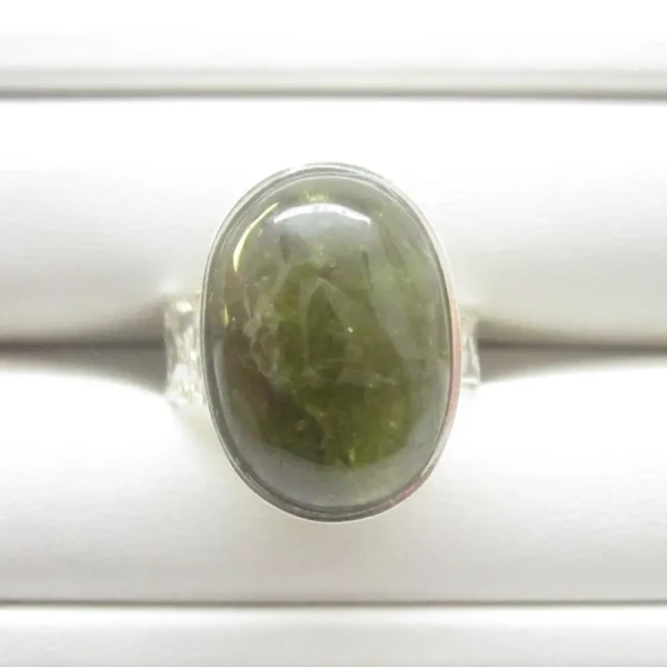 Granat Zielony w srebrze młotkowanym - pierścionek (Rozmiar Jubilerski 18) z regulacją