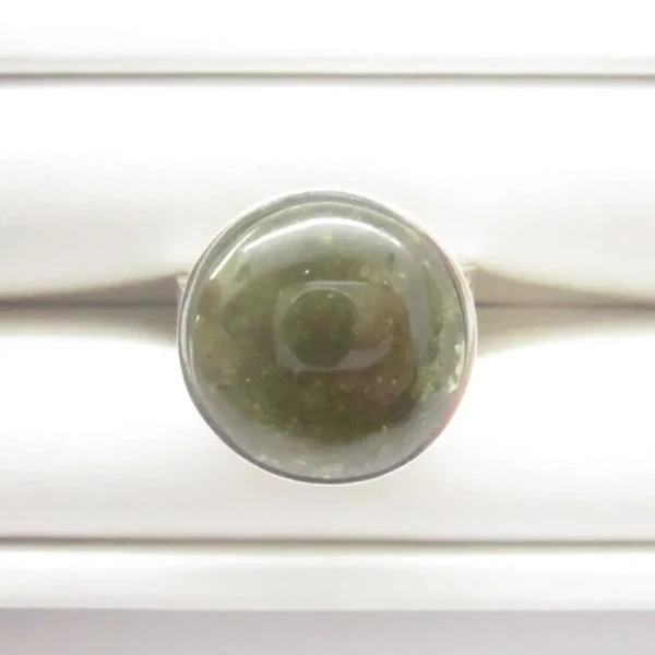 Granat Zielony w srebrze młotkowanym - pierścionek (Rozmiar Jubilerski 19) z regulacją