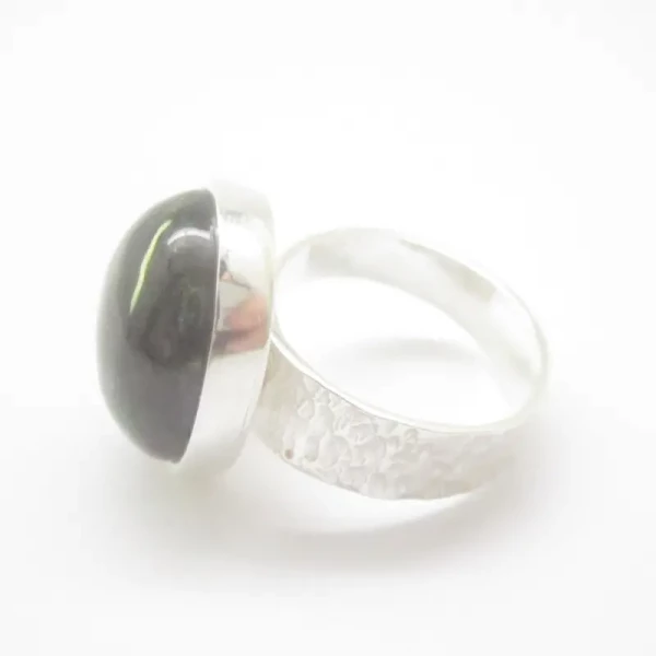 Granat Zielony w srebrze młotkowanym - pierścionek (Rozmiar Jubilerski 19) z regulacją