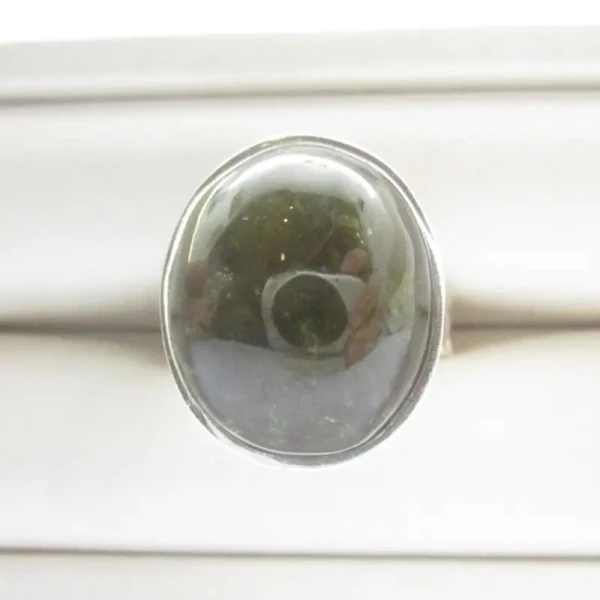 Granat Zielony w srebrze młotkowanym - pierścionek (Rozmiar Jubilerski 16) z regulacją