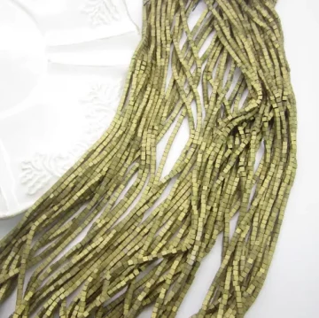 Hematyt złoty, matowy kostka 2mm (sznurek)