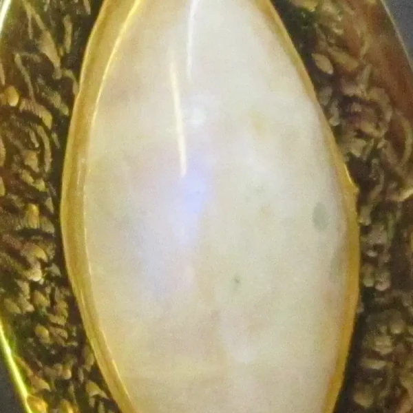 Kamień Księżycowy i młotkowane srebro złocone - kolczyki sztyfty - markizy (para)