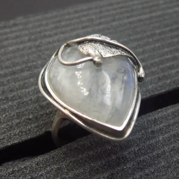 Kamień Księżycowy i srebro oksydowane - pierścionek