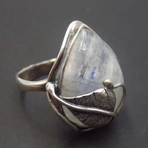 Kamień Księżycowy i srebro oksydowane - pierścionek