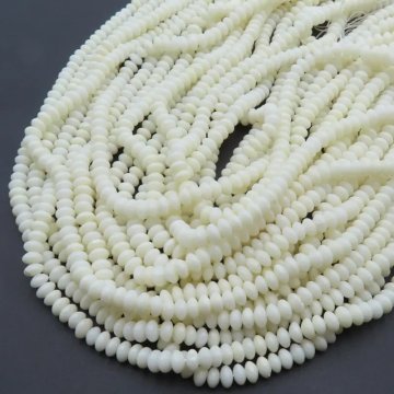Koral biały dyski 5x3 mm (sznur)