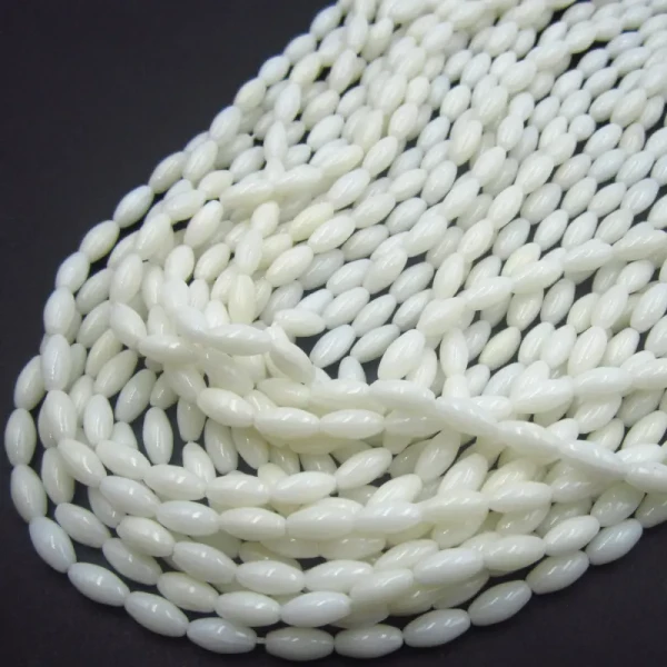 Koral biały ryż 8x4 mm (sznur)