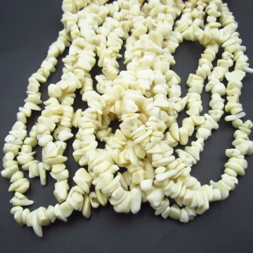 Koral biały sieczka (długi sznur 85 cm)